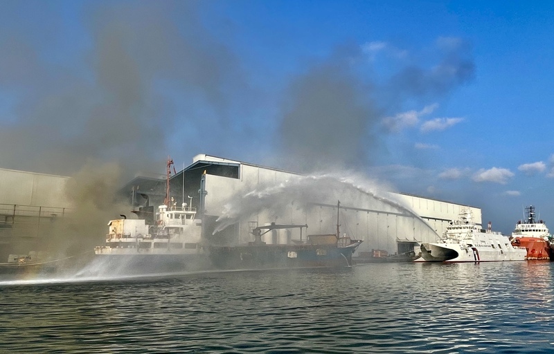 高雄旗津雜貨船起火 巡防艦高壓水砲救援