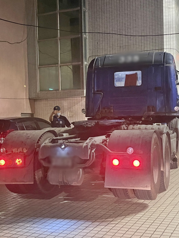 曳引車駕駛深夜連闖紅燈辯腳麻 警攔查揪出酒駕