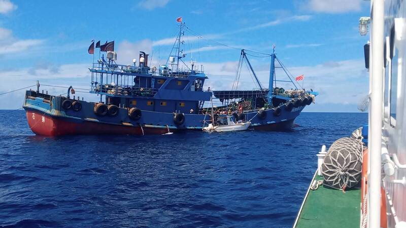 高雄籍海釣船故障漂流 兩岸船艇先後救援人船平安