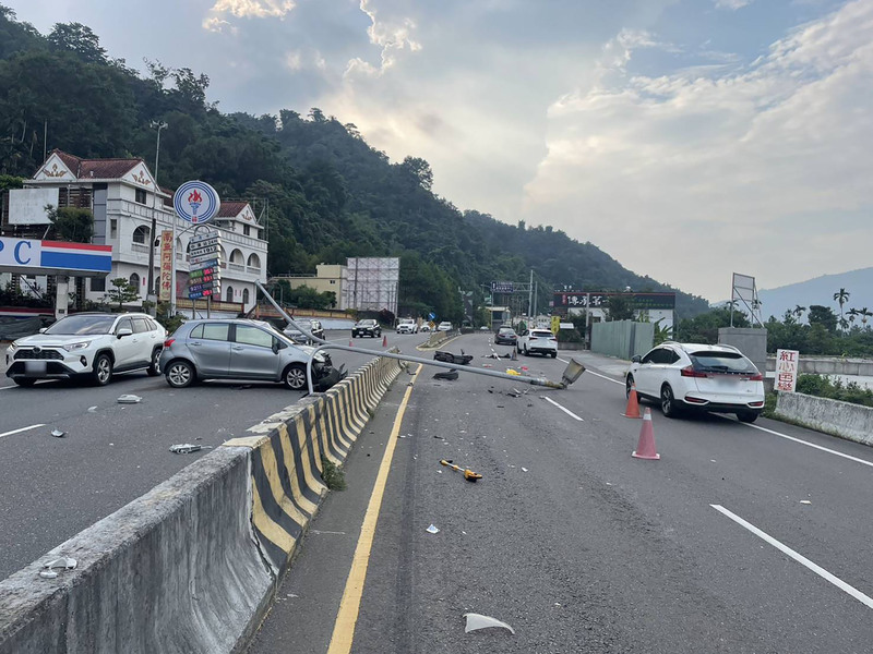 女駕車閃神撞斷分隔島路燈 對向機車騎士也遭殃