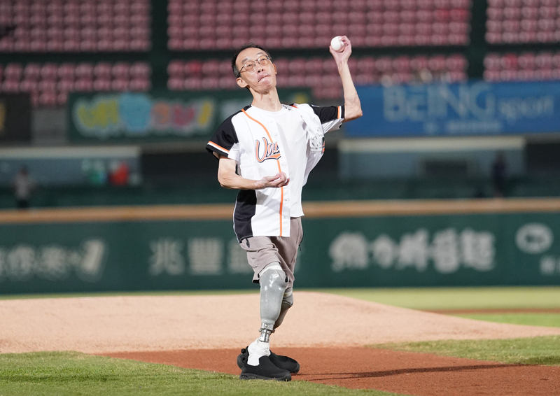 生命鬥士王致遠替統一獅開球 傳遞無懼挑戰精神