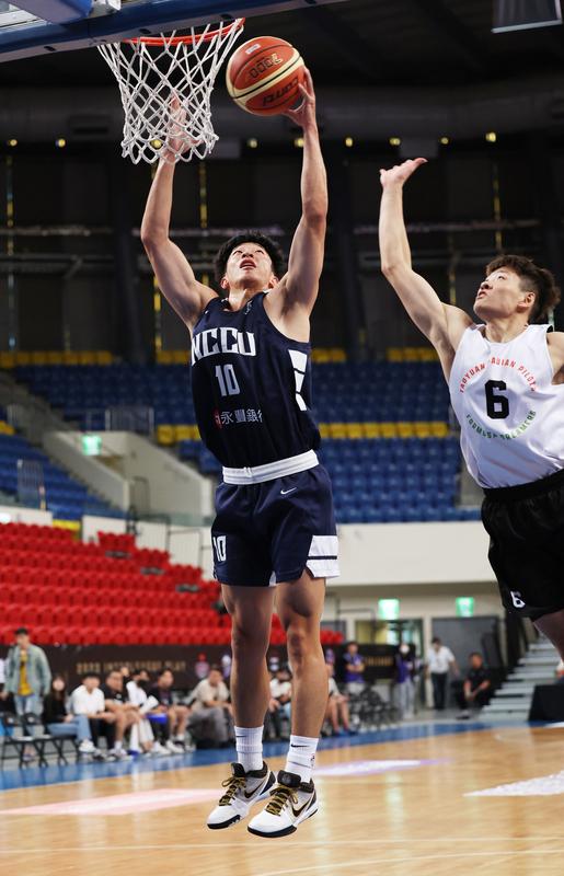 跨聯盟邀請賽 政大雄鷹輕鬆打107比65大勝對手