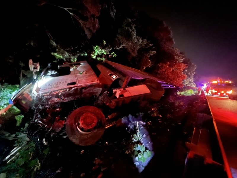 國3北上大山段聯結車凌晨翻覆邊坡 歷時5小時排除