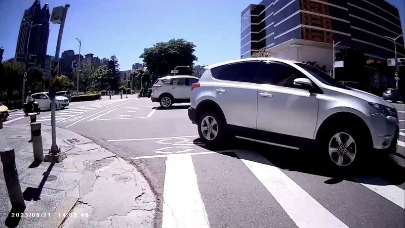 遭拍照檢舉未禮讓行人 照片內無行人警撤單