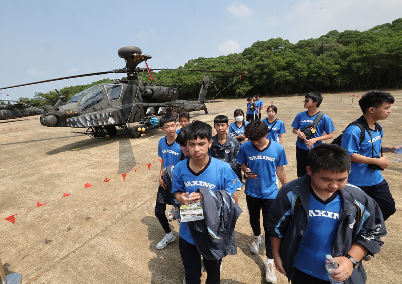 彩繪阿帕契直升機敗部復活 湖口營區開放預校秀戰力