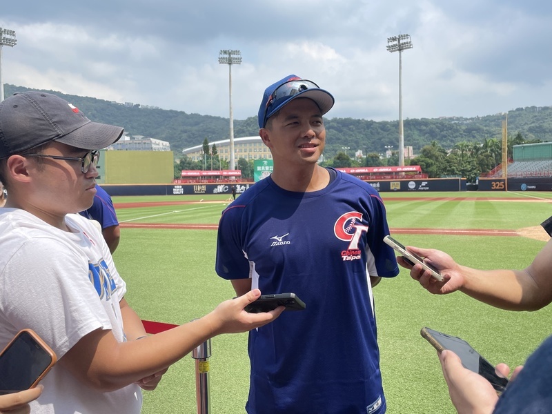 吳念庭與爸爸吳復連國家隊合體 衣服不同但有熟悉感