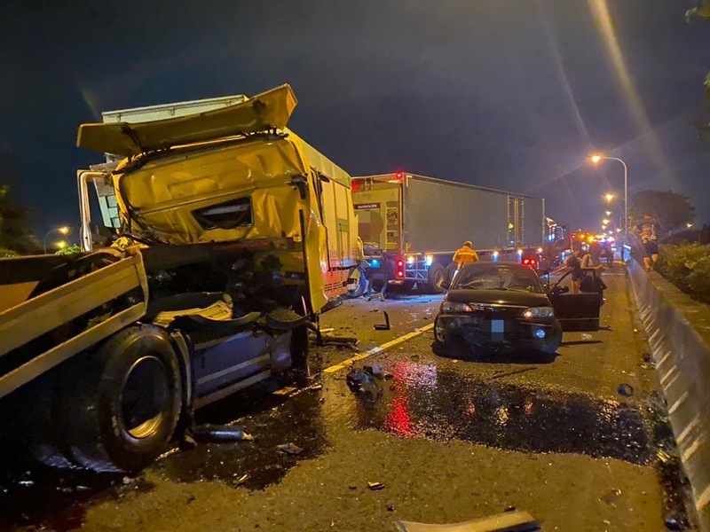 國1南向岡山段深夜5車追撞 1死4傷