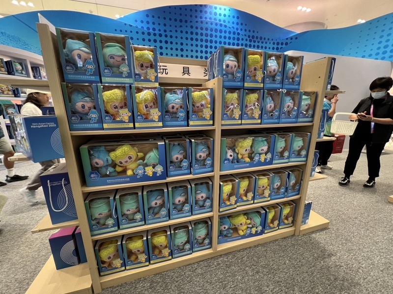 亞運吉祥物玩偶熱銷 紀念商品看得到杭州美景