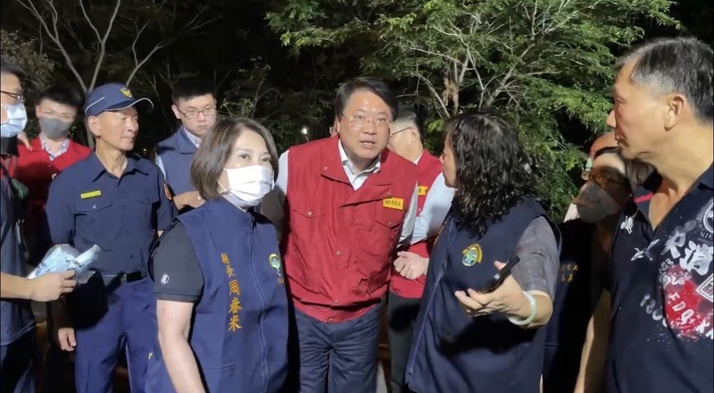 屏東工廠大火4消防員殉職 林右昌：入火場發生爆炸