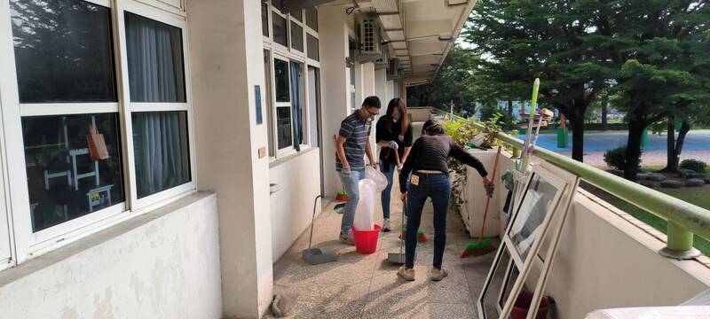 屏東工廠爆炸波及 前進國小停班課窗戶遭震碎