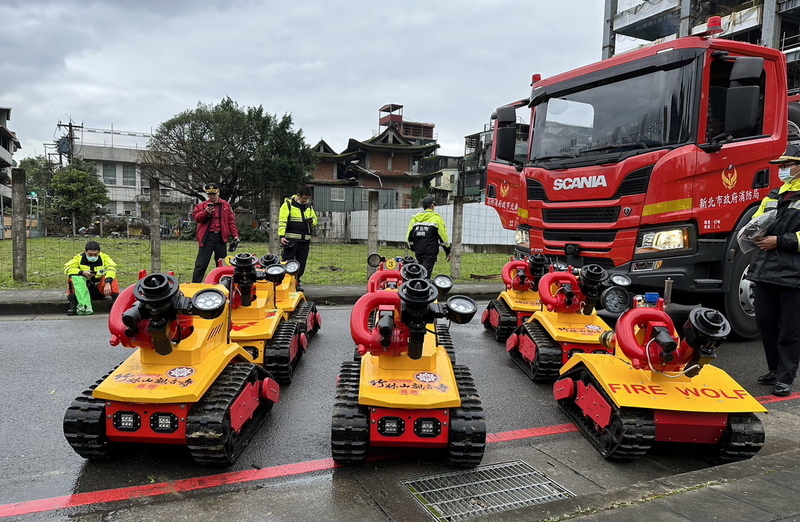 新北空拍機支援明揚工廠大火 救災機器人待命