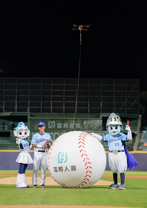 悍將號召球迷減塑保育河川 無人機開球成話題