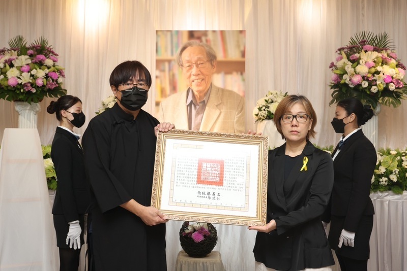 白恐受難者蔡焜霖告別式 文化部代表頒贈總統褒揚令
