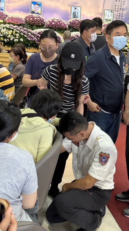 屏東4勇消殉職 屏二分隊長靈堂單膝下跪痛哭