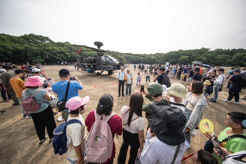 7萬人次擁入湖口營區 阿帕契塗裝虎斑鯊魚尖牙成焦點