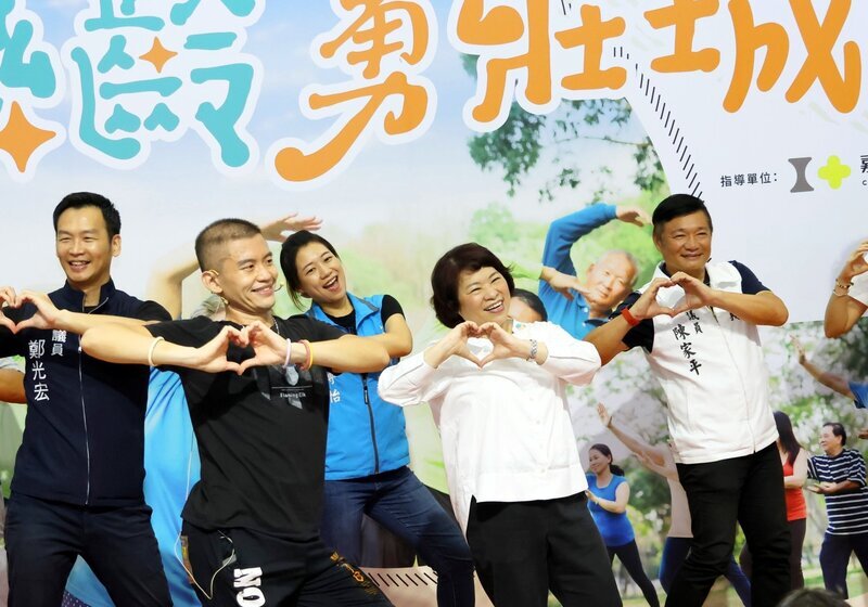 嘉市推樂齡勇壯城 黃敏惠跳火肌舞簽紀錄挑戰書
