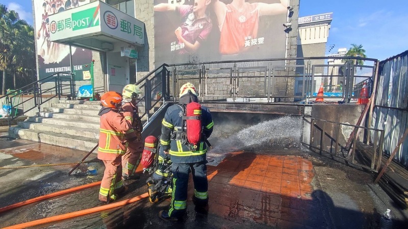 輔仁大學校門旁木棧道工程起火 10分鐘撲滅
