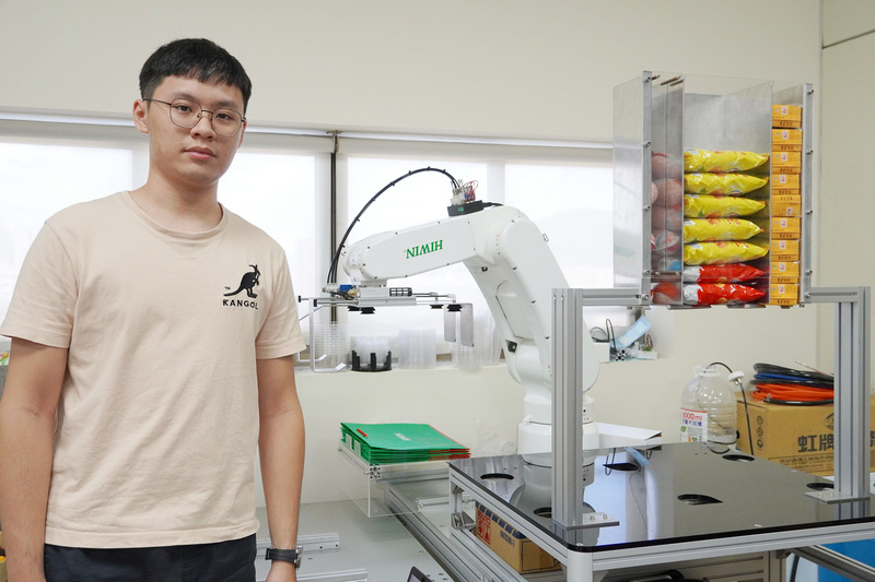 不會敲桿卻能操作機器手臂 台科大生智慧撞球奪冠
