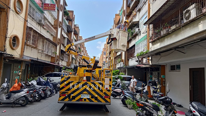 台南登革熱逼近萬例 出動高空作業車巡檢天溝