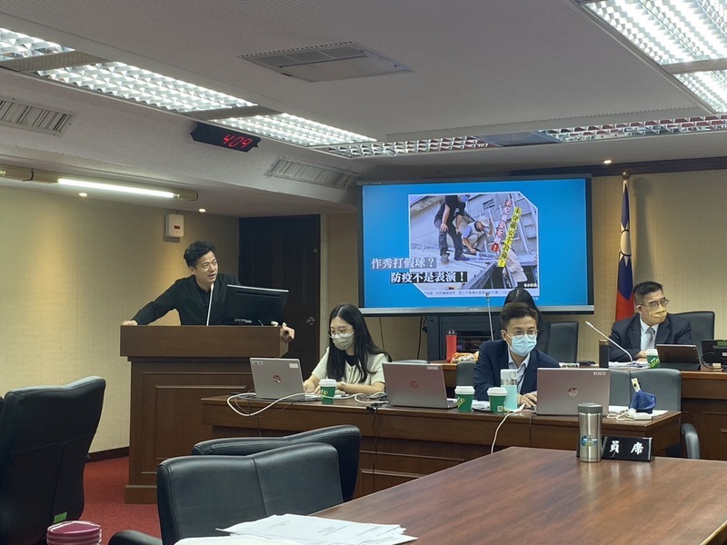 羅一鈞爬屋頂視察無防護 許銘春：會去宣導