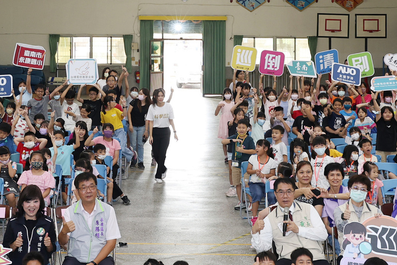 黃偉哲校園宣導防治登革熱 盼學生成小尖兵
