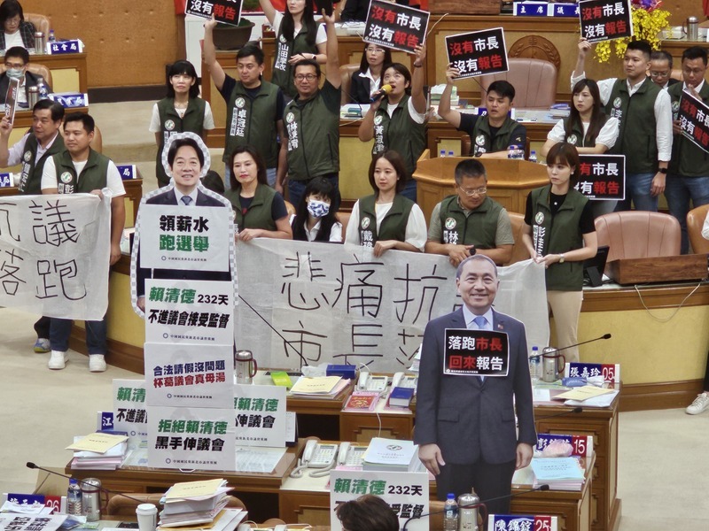 新北議會民進黨占報告台 藍綠白推人型立牌互叫陣