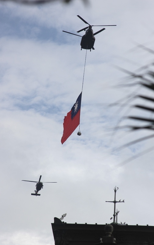 國慶全兵力預演 直升機懸巨幅國旗通過總統府上空