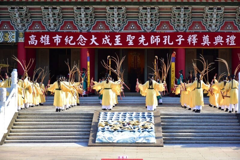 高市左營孔廟祭孔 民眾拔智慧毛過聰門領智慧糕