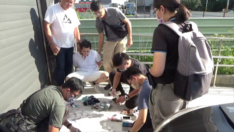 台南警逮2通緝要犯 起出槍毒法辦並解送歸案