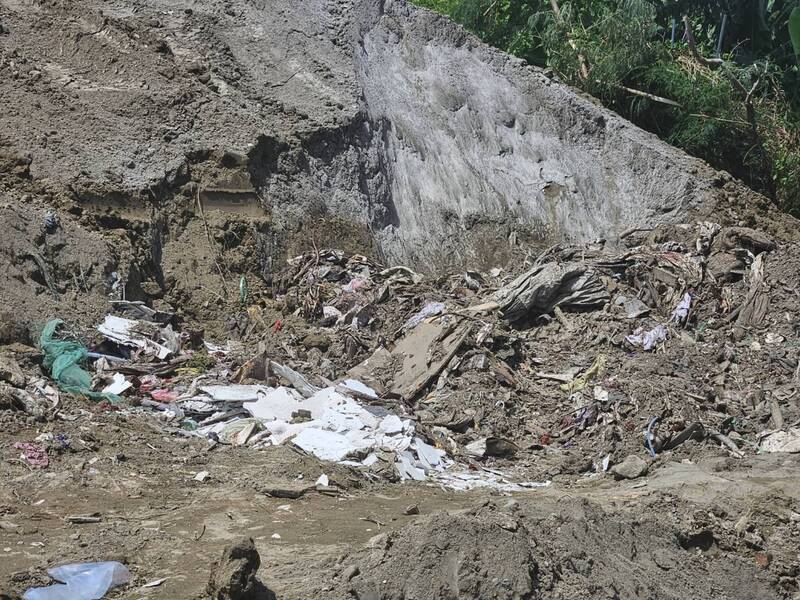 疑為掩埋廢棄物 高雄挖土機滑落土坑駕駛身亡