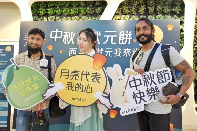 外籍客桃機體驗中秋文化 免稅店員工扮嫦娥解說