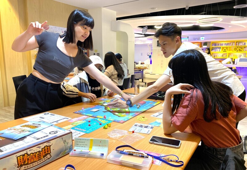 勞發署北分署運用桌遊 助青年學理財設職涯目標