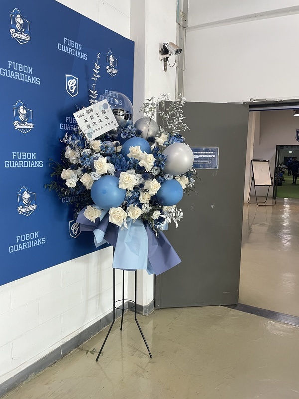 高國輝引退賽 林智勝送花：安邦定國輝向未來