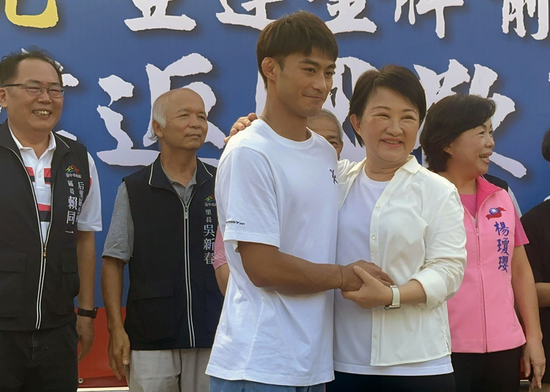 楊勇緯亞運摘金返台 盧秀燕「抱抱」送暖