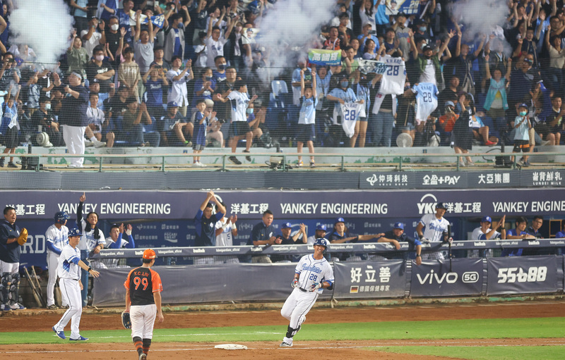 高國輝引退賽1萬928名球迷入場 3打數敲1安退場