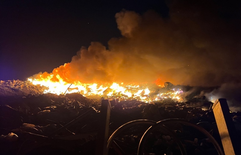 澎湖吉貝垃圾掩埋場火勢延燒 消防持續搶救