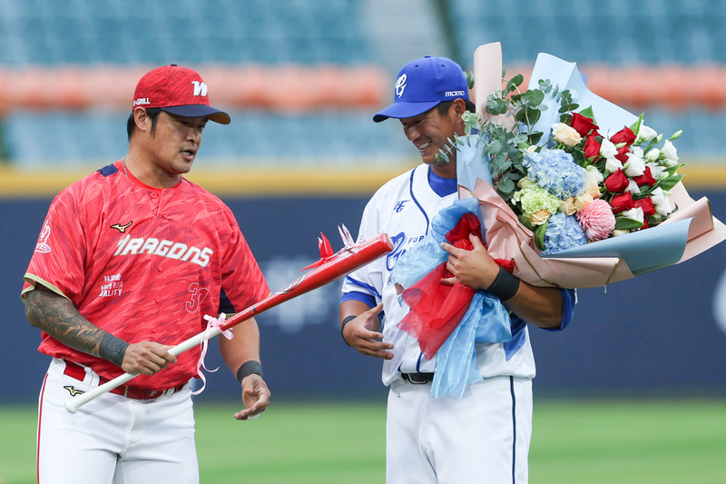 龍隊送高國輝引退禮 教練棒上手折紅蜻蜓吸睛