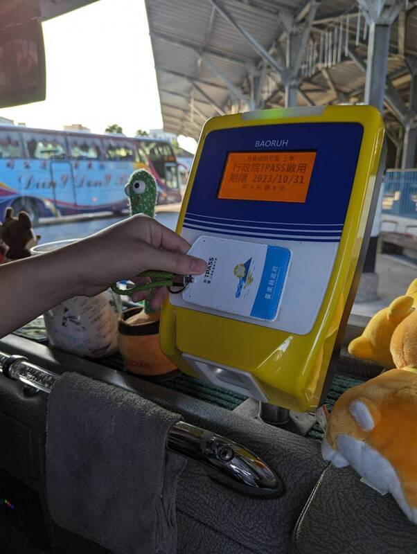 台東TPASS通勤月票上線 首發車贈紀念水壺
