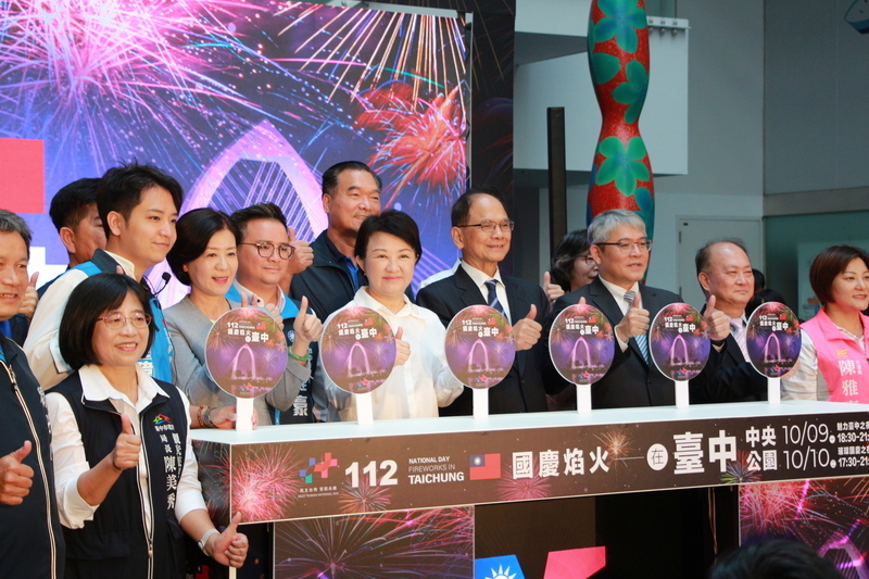 台中國慶焰火無人機搭載施放 配爵士樂雙重饗宴