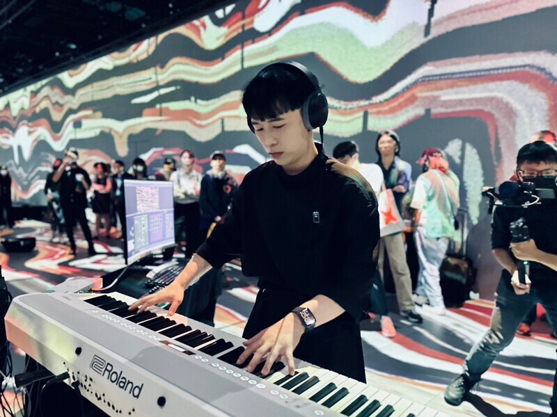 藝術家吳哲宇個展 數位基因重生之旅躍展場