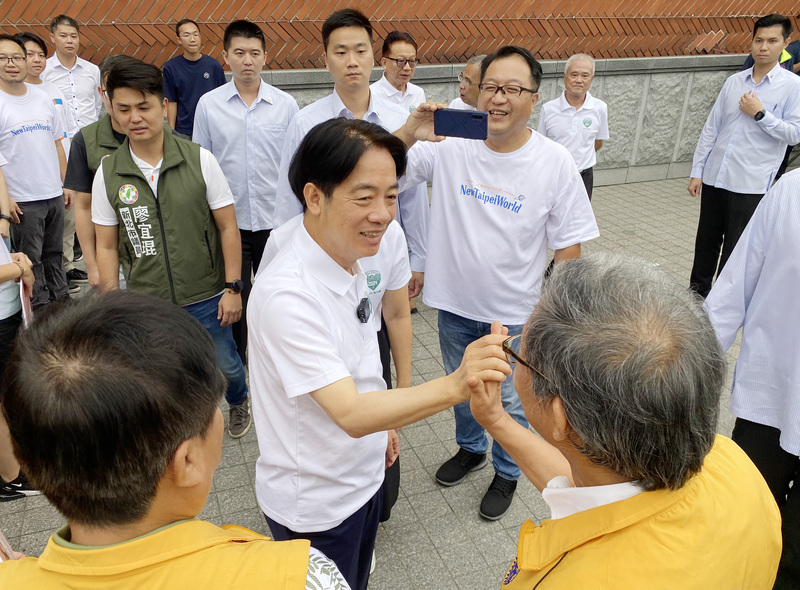 賴清德化身「潔地武士」 清潔鶯歌老街盼重現風華