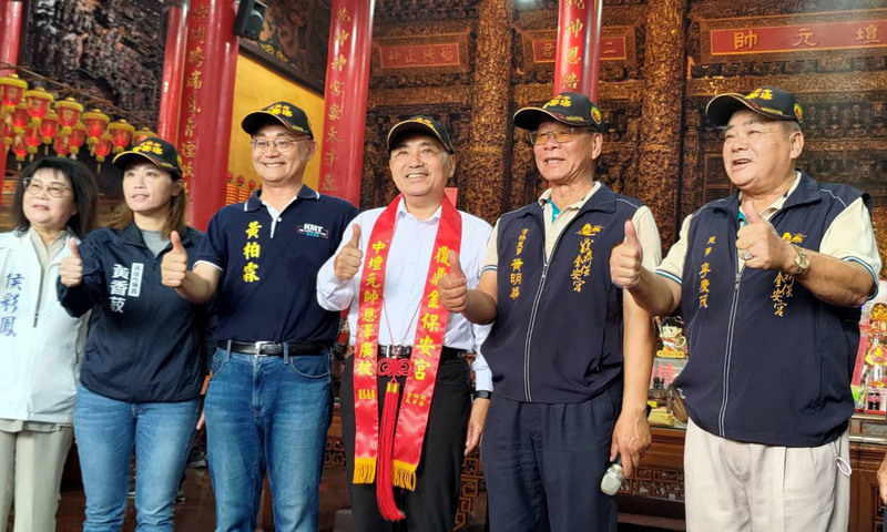 到高雄廟宇參香 侯友宜：盼台海安定、世界放心