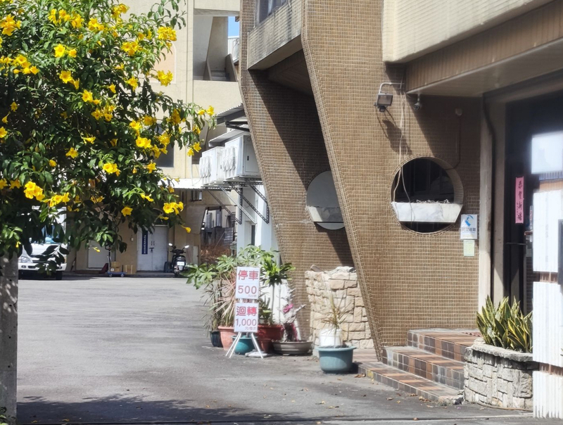 亂停車阻貨車出入 員林廣場告示每小時500元反制