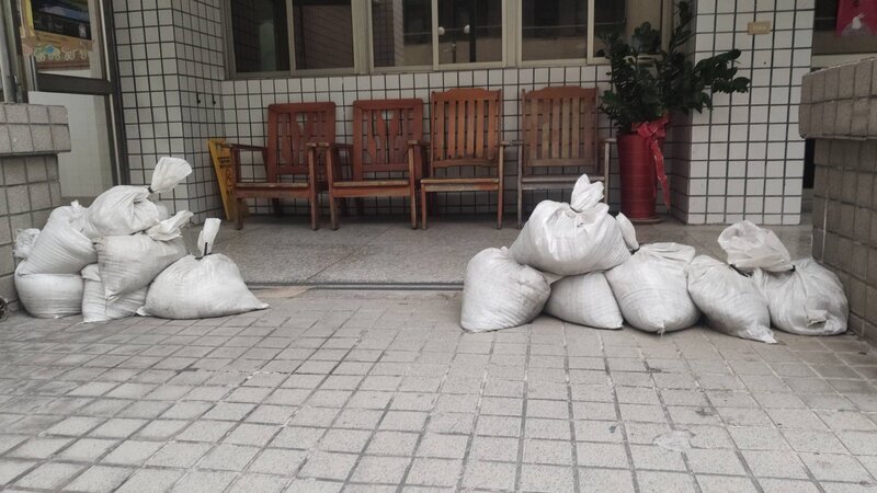 台東估4天總雨量上看1千毫米 市公所急發3千沙包