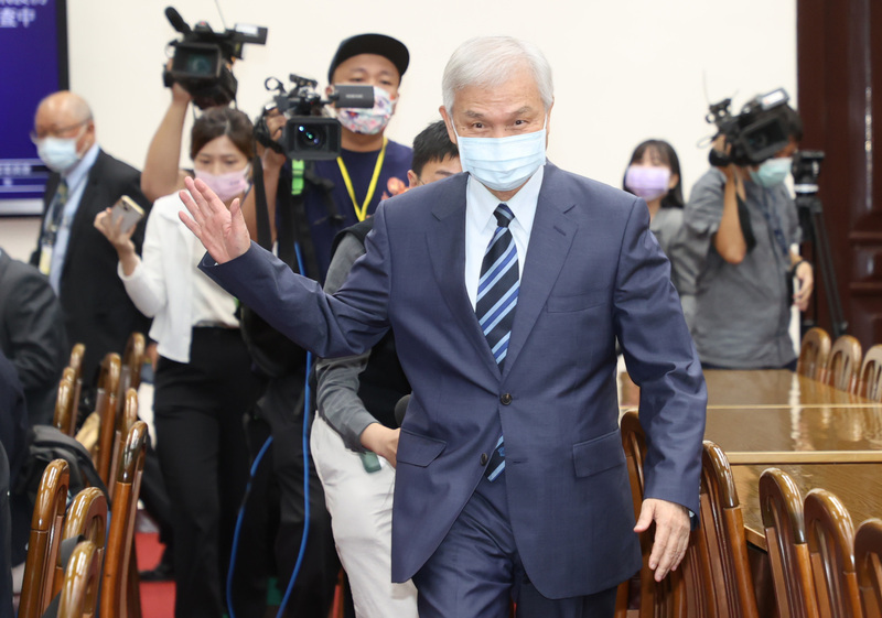 新台幣貶破32.4元 楊金龍：必要時調節央行沒設防線