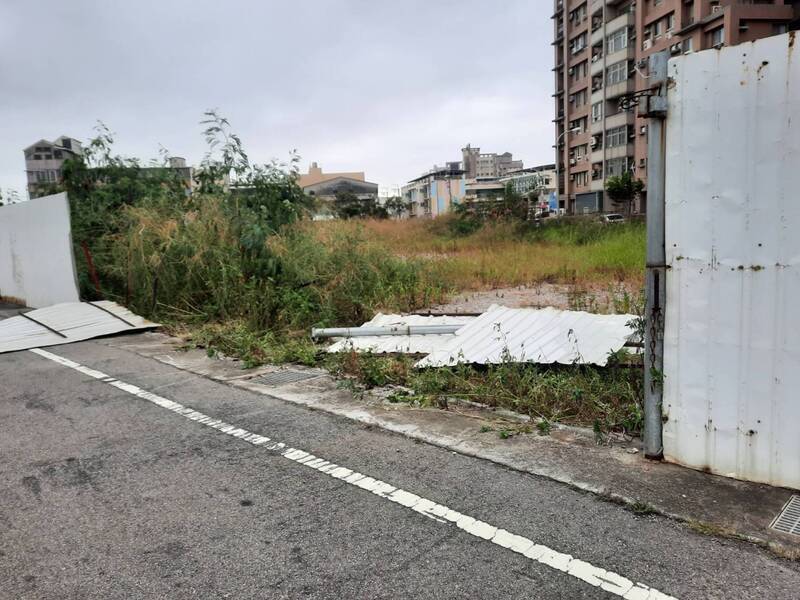 颱風小犬橫掃 台中海線鐵皮圍籬垮2000多戶停電