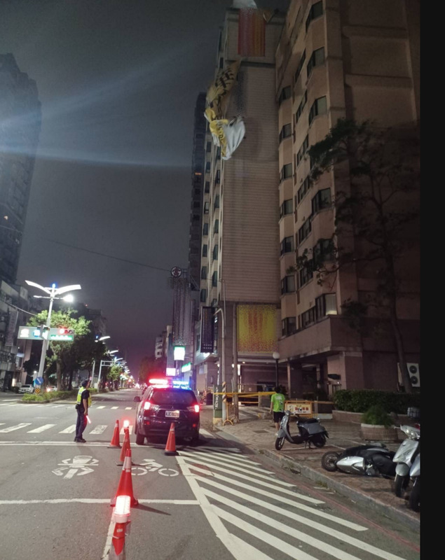 颱風小犬侵襲 高雄大樓外牆帆布鬆脫工人涉險拆除