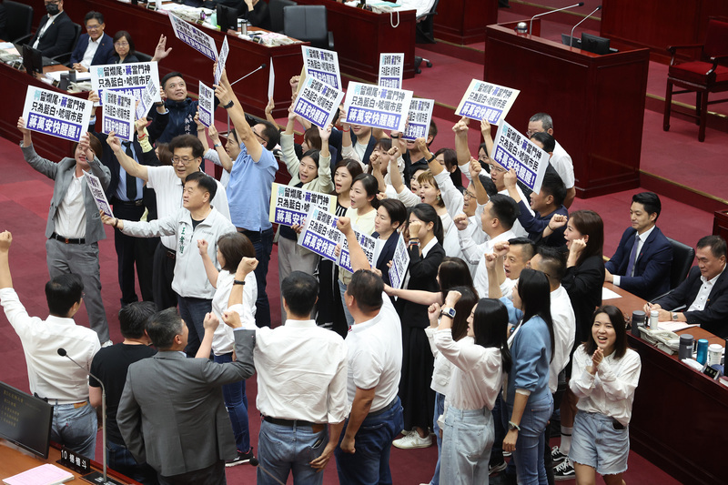 蔣萬安赴北市議會施政報告 藍綠白黨團各自表述