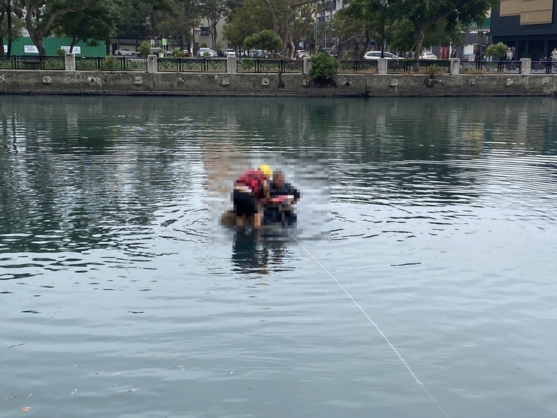 自小客車疑煞車失靈衝進台南運河 1人1犬獲救