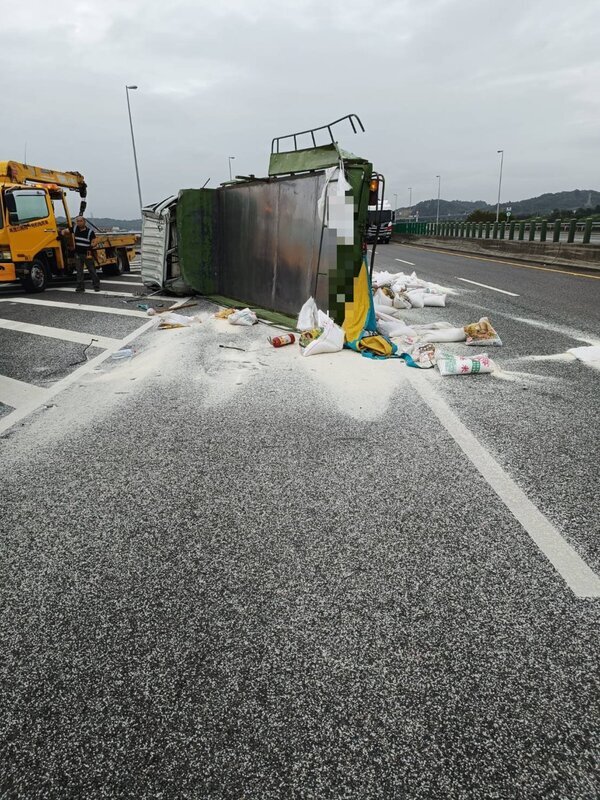 國3竹南段貨車疑為閃車翻覆 白米散落駕駛送醫